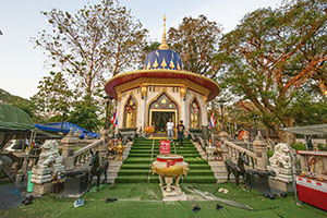 Somdet Phra Chao Taksin Maharat Shrine